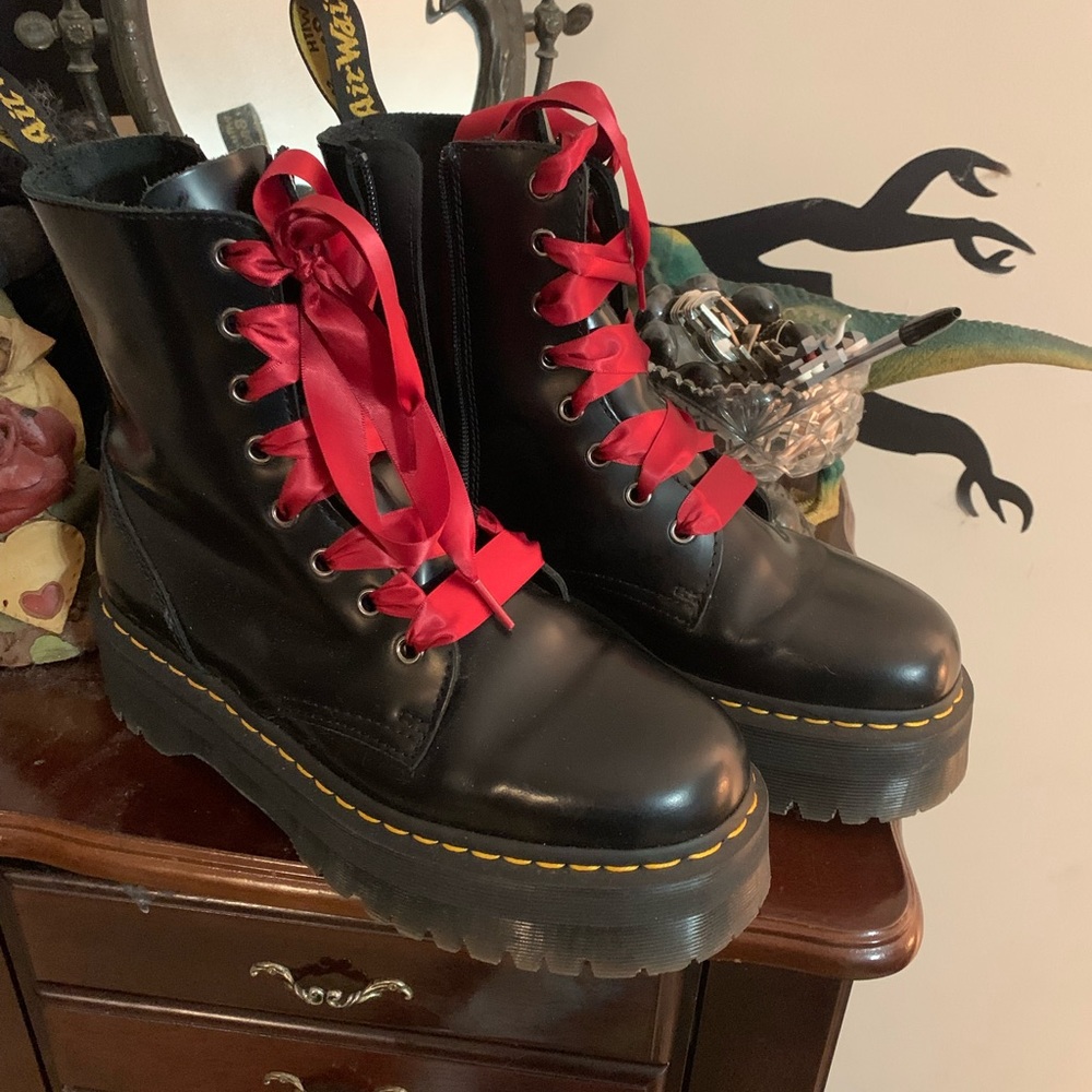 Size 9 Dr Marten Jadon 8-eye platform boots